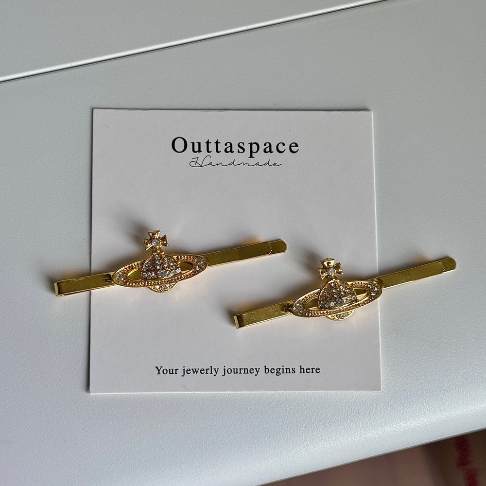 Vivienne.W hair clips in pair